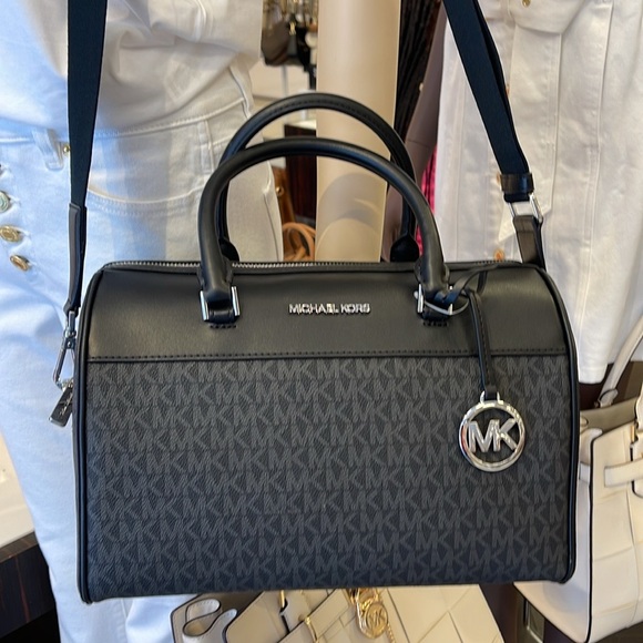 MICHAEL KORS TRAVEL MEDIUM DUFFLE SATCHEL / CROSSBODY BAG BLACK SIGNATURE COLOR - Picture 2 of 16